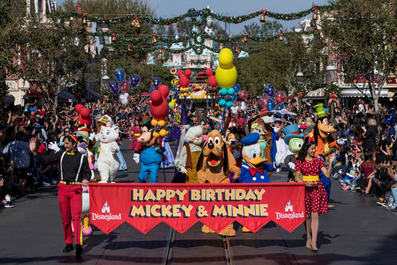 90-yr-old Micky Mouse Continues to Entertain!