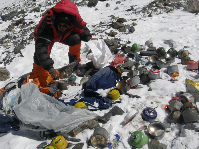 Nepal Picks-up 4 Bodies, 11 Tonnes of Garbage in Everest Clean-up